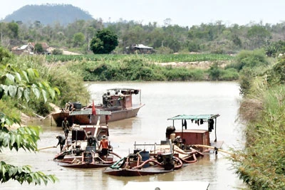 Sông lở vì… cát tặc