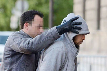 Pháp bắt nghi can tấn công trọng thương một binh sỹ