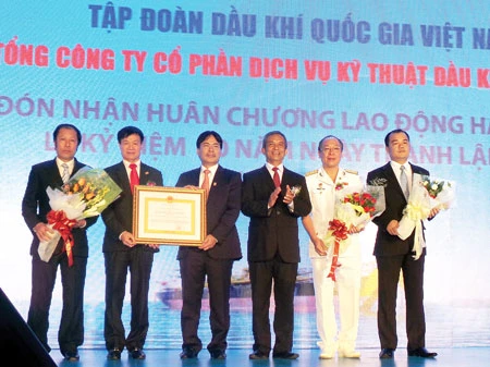 Kỷ niệm 20 năm thành lập: PTSC đón nhận Huân chương Lao động Hạng Nhất