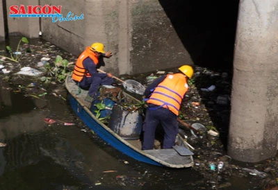 Ra quân làm sạch rác trên kênh Nhiêu Lộc - Thị Nghè