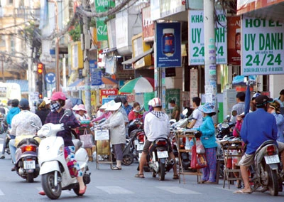 Tràn xuống lòng đường bán vé số