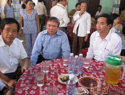 Lãnh đạo Bộ Giáo dục-Đào tạo thăm gia đình các cô giáo bị tai nạn ở Khánh Hòa