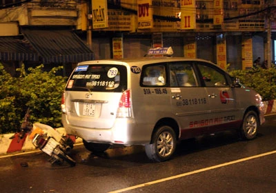 Đâm vào taxi, một thanh niên nguy kịch