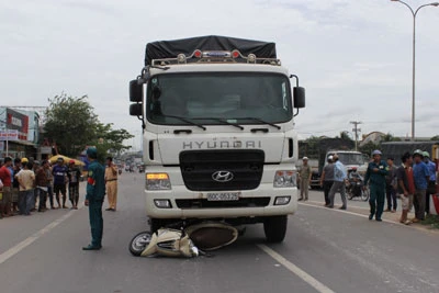 Xe tải va quệt xe máy, 2 người thương vong