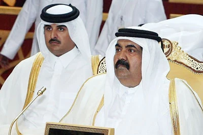 Quốc Vương Qatar truyền ngôi cho con