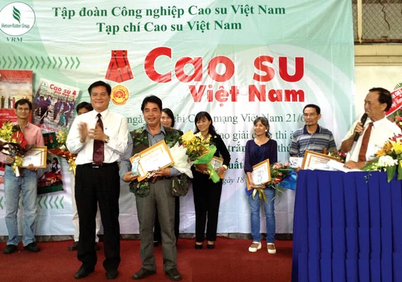 Kết quả cuộc thi ảnh “Ánh sáng từ dòng vàng trắng” lần 3 với chủ đề “Cuộc sống đời thường của người công nhân cao su”