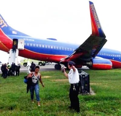 Mỹ: Boeing 737 bị trượt đường băng, 10 người bị thương
