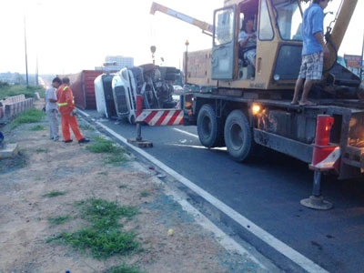 Hai xe container bị tai nạn trên Xa lộ Hà Nội