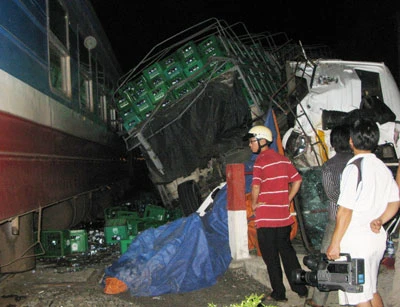 Tông ô tô, tàu SE22 chậm hành trình hơn 4 tiếng