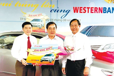 WESTERNBANK trao giải đặc biệt xe Toyota Corolla Altis 1.8 cho khách hàng