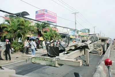 Xe đầu kéo đâm nát dải phân cách, lật ngang đường