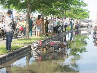 Xe gắn máy tông dải phân cách, hai người thương vong