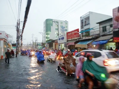 TPHCM: Mưa lớn, nhiều tuyến đường ngập nặng