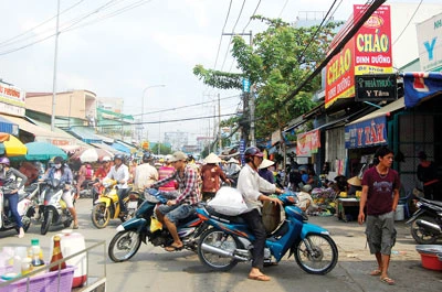 Chợ tự phát tràn xuống lòng đường