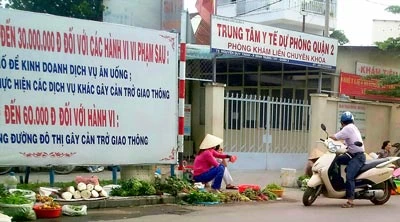 Chợ tự phát vây cổng Trung tâm Y tế dự phòng