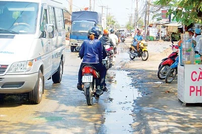 Đường xuống cấp, dân chịu ngập