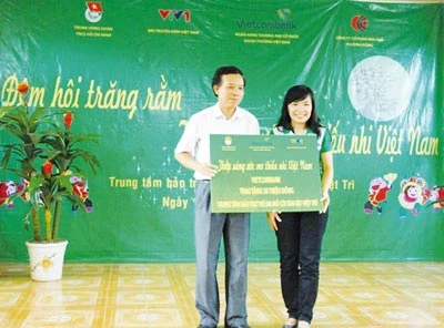 Vietcombank chung tay “thắp sáng ước mơ thiếu nhi Việt Nam 2013”