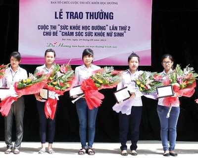 Lễ trao giải cuộc thi chăm sóc sức khỏe nữ sinh