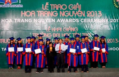 780 học sinh sinh viên nhận học bổng “Hoa Trạng Nguyên” 2013