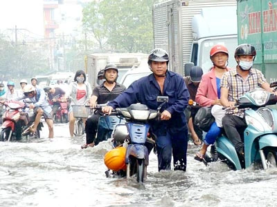 Mưa lớn, TPHCM ngập nặng