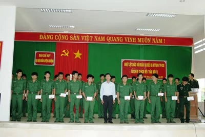 Thăm và tặng quà cho tân binh