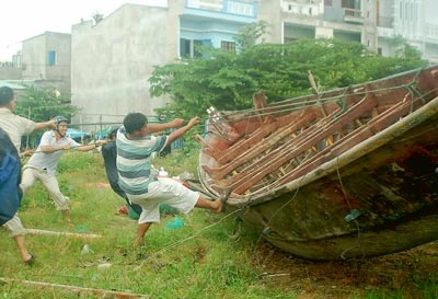 Miền Trung ứng phó với bão trong đêm