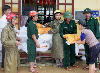 Hà Tĩnh: Gạo đã về với người dân vùng lũ