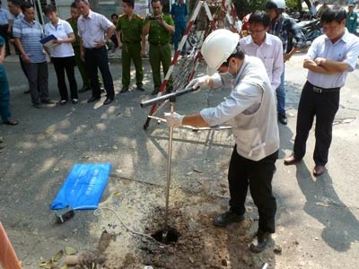 Khám nghiệm mặt đường phát nổ, bốc lửa ở quận Bình Thạnh, TPHCM