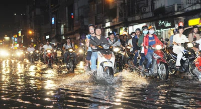 Đường ngập lênh láng do mưa kéo dài