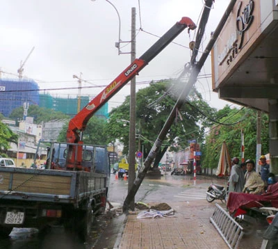 TPHCM: Hàng loạt trụ điện bị gãy