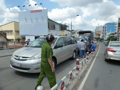 Ùn tắc giao thông trên cầu Nguyễn Văn Cừ do ô tô tông liên hoàn
