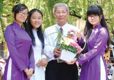 Thầy giáo Lê Hồng Phong, Trường THPT Nguyễn Thị Minh Khai, quận 3, TPHCM: Hạt ngọc lấp lánh
