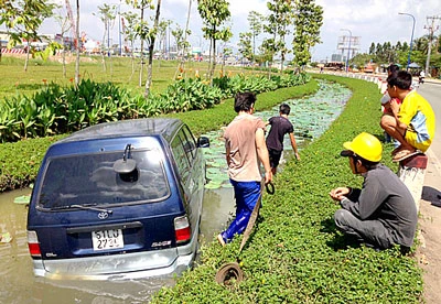 Ô tô lao xuống mương