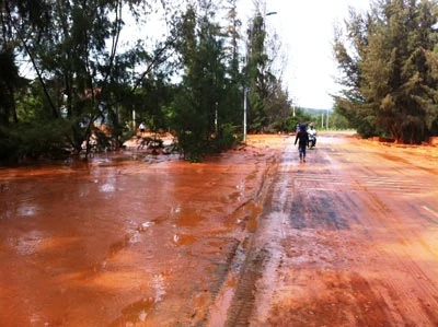 Bình Thuận: Vỡ hồ chứa nước thải titan