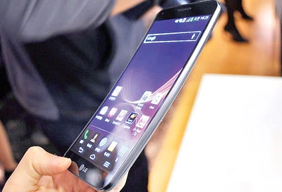 LG G Flex có giá gần 1.000 USD