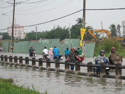 Triều cường dâng cao, gây ngập nặng