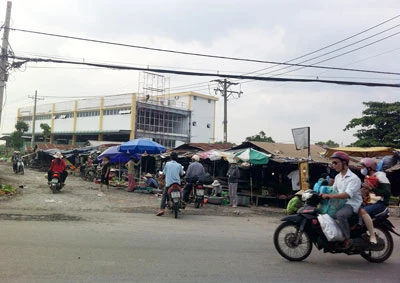 Chợ Phú Lạc (Bình Chánh): Tiểu thương bất bình