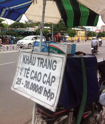 Mù mờ khẩu trang y tế vỉa hè