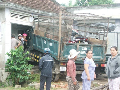 Ô tô tải lao vào nhà dân, hai người nhập viện