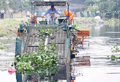 Thí điểm máy cắt, vớt lục bình trên kênh rạch