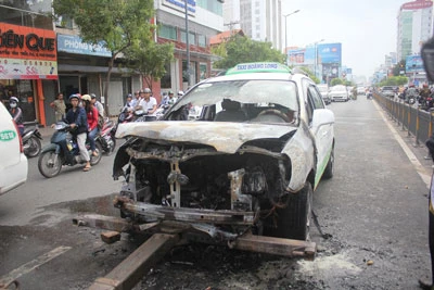 Taxi bốc cháy