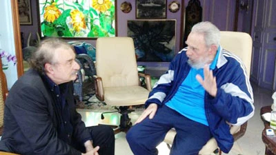 Cựu Chủ tịch Cuba Fidel Castro gặp nhà báo nước ngoài