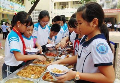 Nhân rộng bữa ăn buffet cho học sinh tiểu học