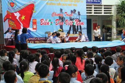Trường Tiểu học Phú Thọ, quận 11 - Sôi nổi hoạt động hướng về biển đảo
