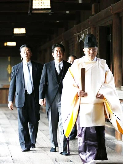 Thủ tướng Nhật Bản Shinzo Abe thăm đền Yasukuni