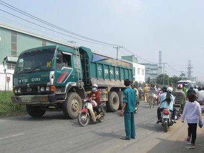 Quận 9 TPHCM: Xe ben chạy nhanh cán xe máy, 1 người chết, 1 người bị thương