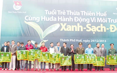 Gần 2.000 thanh niên Huế tình nguyện vệ sinh môi trường