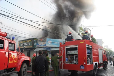 Cháy nhiều cửa hàng tại thành phố Kon Tum