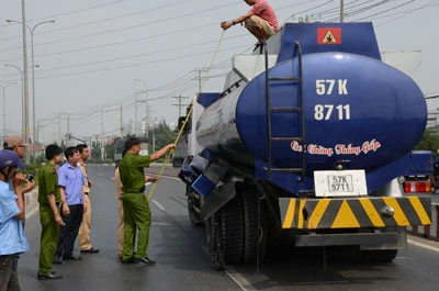 Xe bồn lôi xe khách, hàng chục khách hoảng loạn