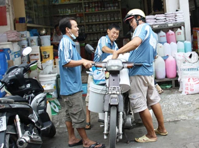 Siết chặt mua bán hóa chất độc hại